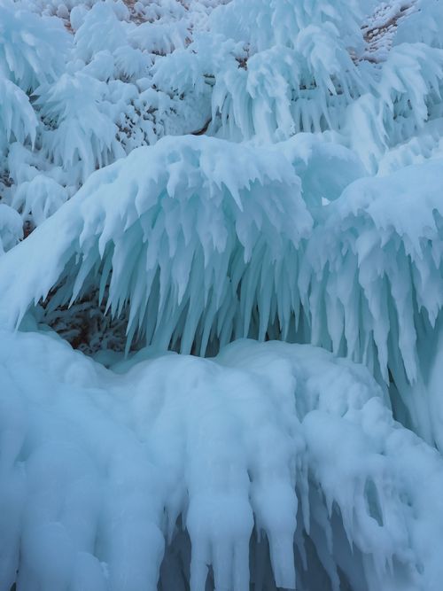 Free Stunning vertical shot of intricate icicles creating a frozen, textured winter landscape. Stock Photo
