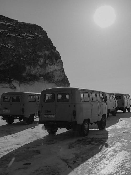 Darmowe zdjęcie z galerii z cień, czarno-biały, furgonetki