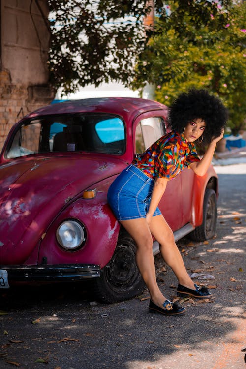Безкоштовне стокове фото на тему «Volkswagen Beetle, афро-американська жінка, жінка»