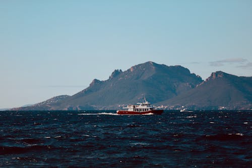 Δωρεάν στοκ φωτογραφιών με βάρκα, βουνά, θάλασσα