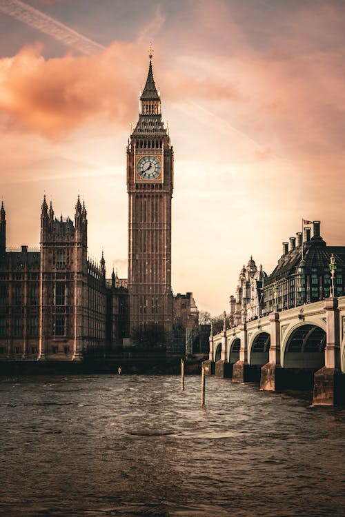 The big ben clock tower is shown in this photo