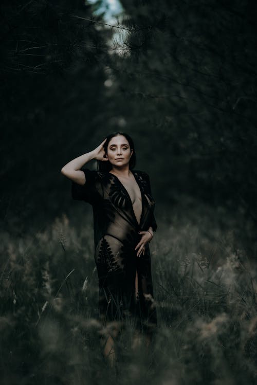 Základová fotografie zdarma na téma brunetka, černé šaty, les