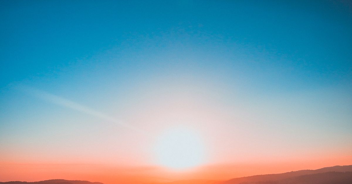 Rüyada Melek Görmek - Rüya Tabiri ve Anlamı - A mesmerizing sunset with silhouette of a person with wings, capturing a serene and ethereal moment.