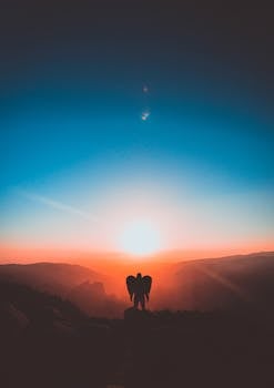 一个迷人的日落下，一个有翅膀的人的剪影，捕捉到了一个宁静而空灵的时刻