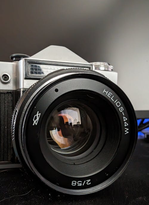 A camera with a lens on it sitting on a table