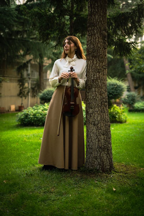 Бесплатное стоковое фото с вертикальный выстрел, женщина, классическая музыка