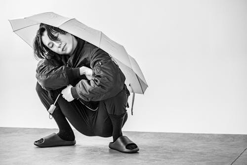 Foto profissional grátis de abstrato, agachado, guarda-chuva
