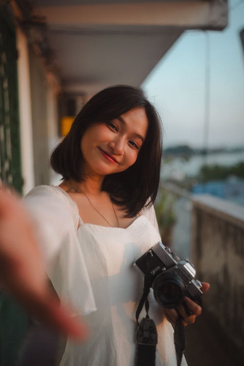 Foto profissional grátis de aparelho, cabelo escuro, câmera