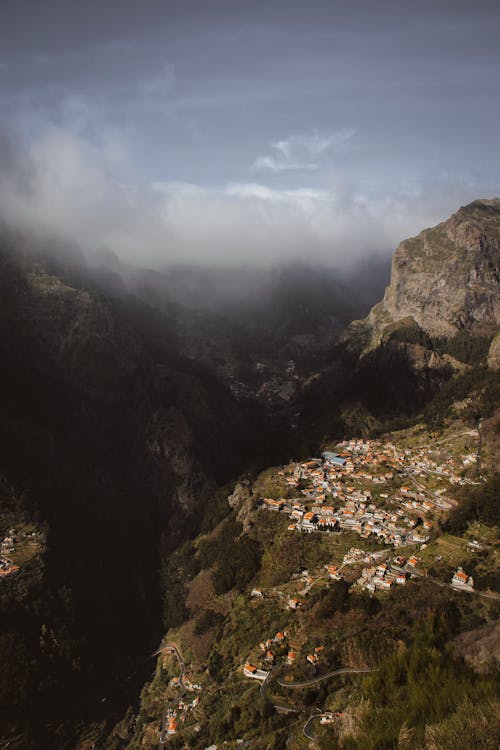 Gratis stockfoto met bergen, bomen, dorp