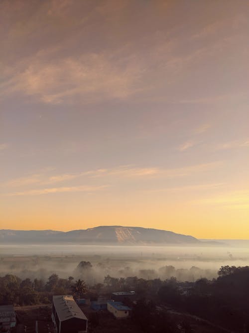 Бесплатное стоковое фото с коричневые горы, ранее утро, туман
