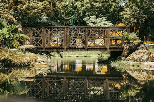 ahşap yaya köprüsü, Bahçe, barışçıl içeren Ücretsiz stok fotoğraf