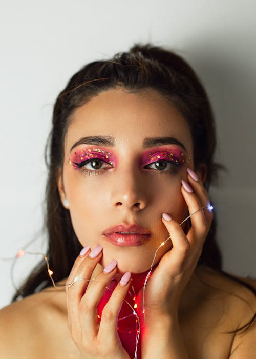 Mujer Con Maquillaje De Ojos Rosados