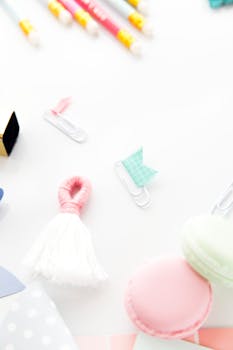 白色背景上排列着彩色办公用品，营造出一种有趣的创意工作空间氛围