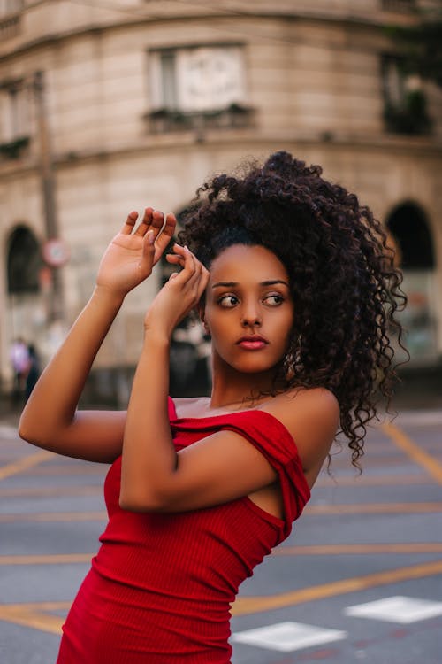 Vrouw Die Zich Terwijl Het Doen Modelleren Poseert