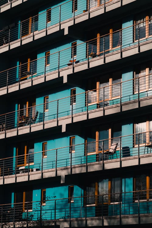 Gratis arkivbilde med balkonger, blå bygning, bolig
