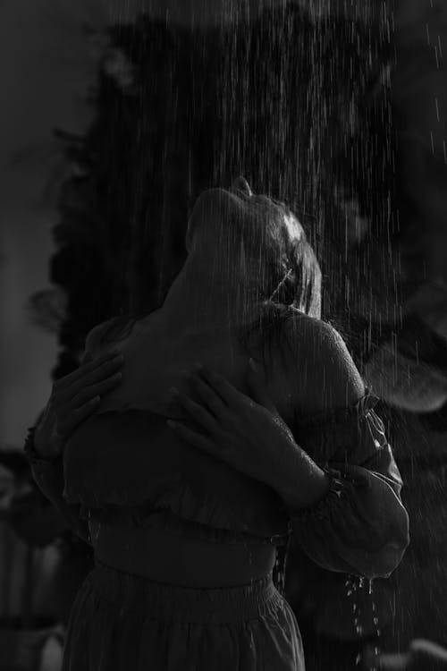Darmowe zdjęcie z galerii z czarno-biały, deszcz, fotografia mody