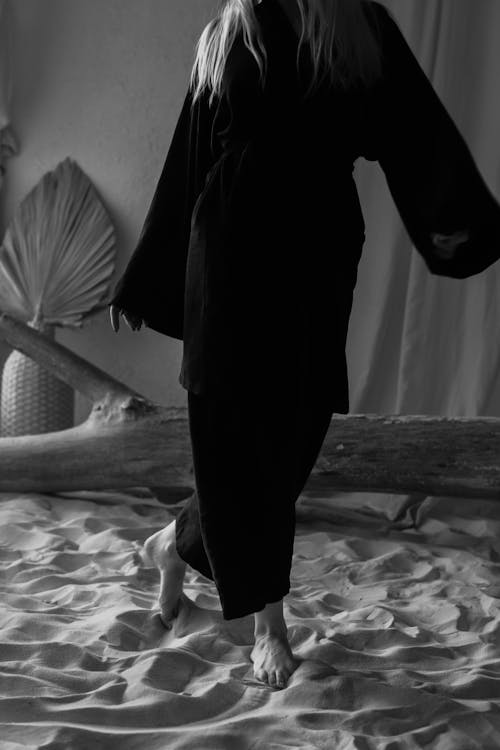 Darmowe zdjęcie z galerii z boso, czarno-biały, kobieta