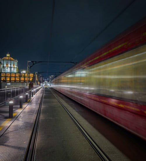 Kostenloses Stock Foto zu bahnhofsplattform, beleuchtet, bewegungsunschärfe