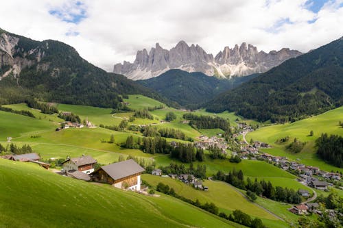 Làng Santa Maddalena ở Dolomites ý