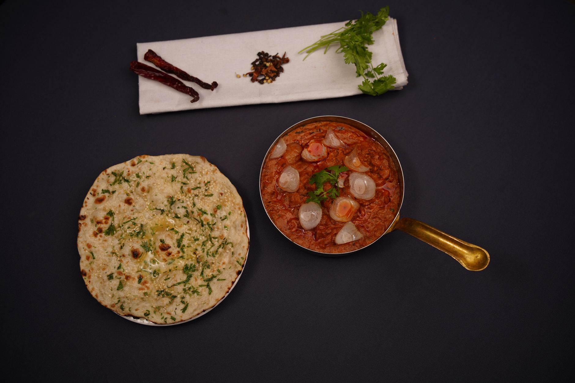 Comida deliciosa realzada con especias Plato de comida sabrosa con especias decorativas