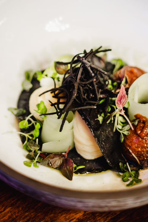 Closeup of a Bowl of an Appetizer Filled With Greens and Vegetables 