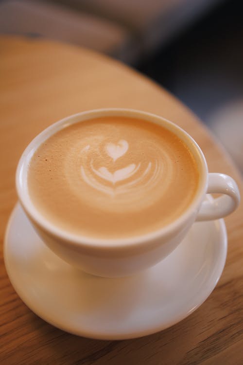 Fotobanka s bezplatnými fotkami na tému atraktívny, cappuccino, drevený