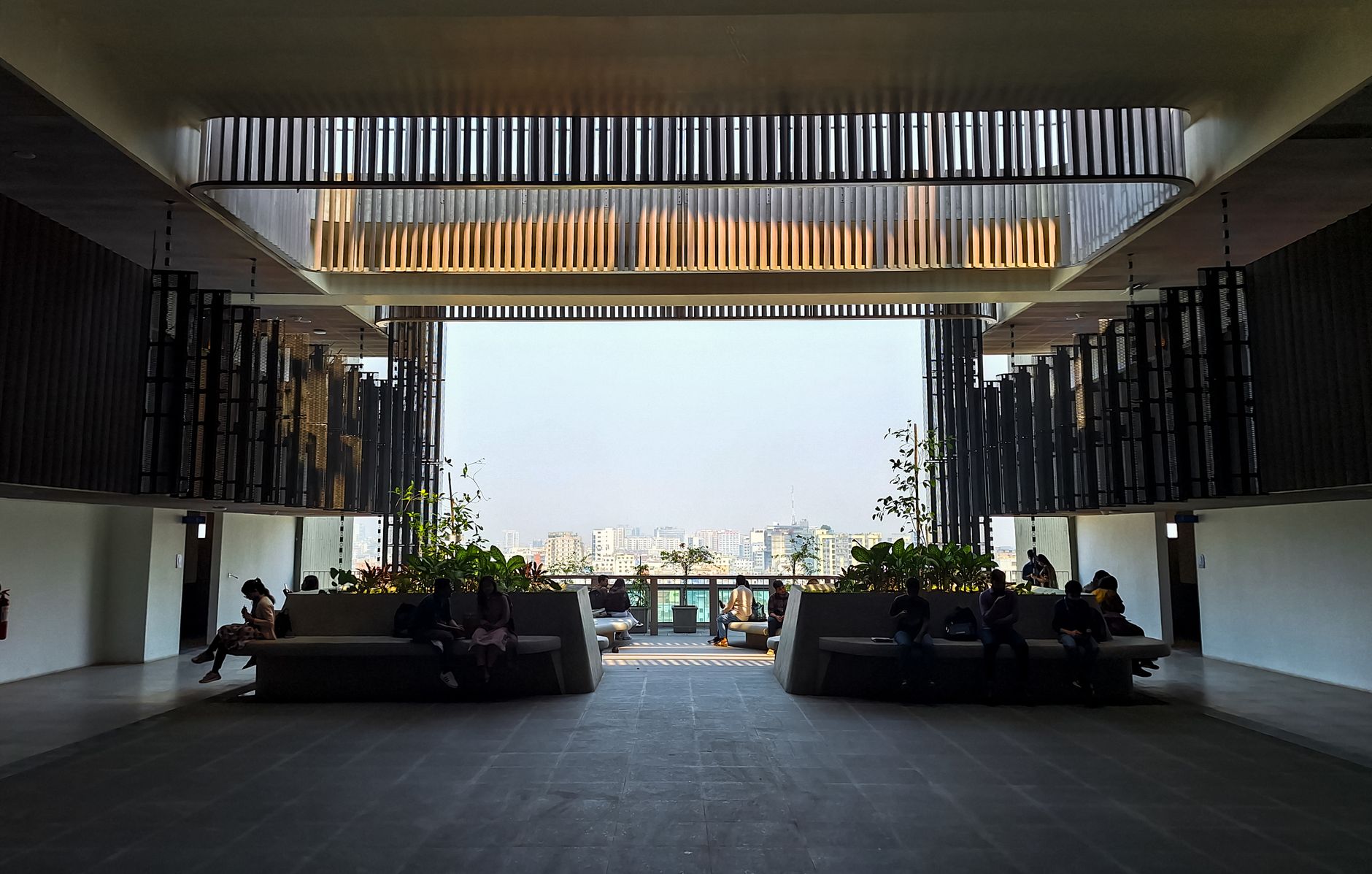 Des étudiants profitent d'une terrasse ensoleillée dans une ville universitaire française.
