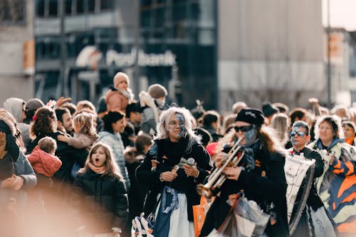 Photos gratuites de bondé, debout, femme