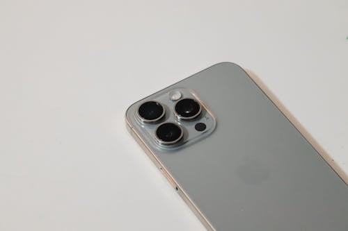 Foto stok gratis apel iphone 15 pro maks, latar belakang putih, lensa kamera