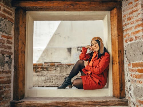 Základová fotografie zdarma na téma brunetka, červená bunda, letecký klobouk