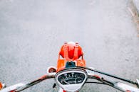 车速表视图聚焦于旅行和冒险，呈现了一辆经典摩托车行驶在越南空旷道路上的场景