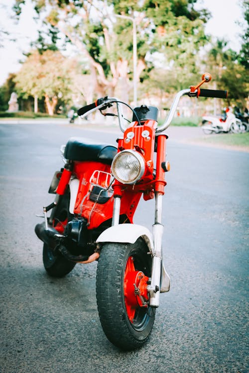 검정과 빨강 페달 오토바이