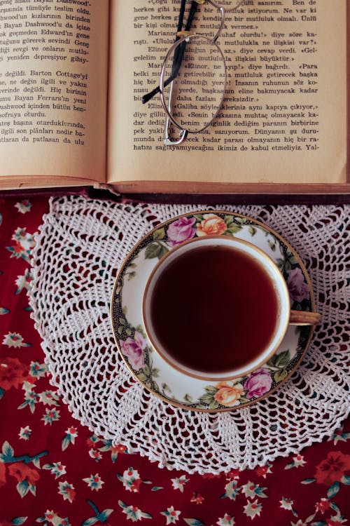 Foto profissional grátis de caneca, chá, livro