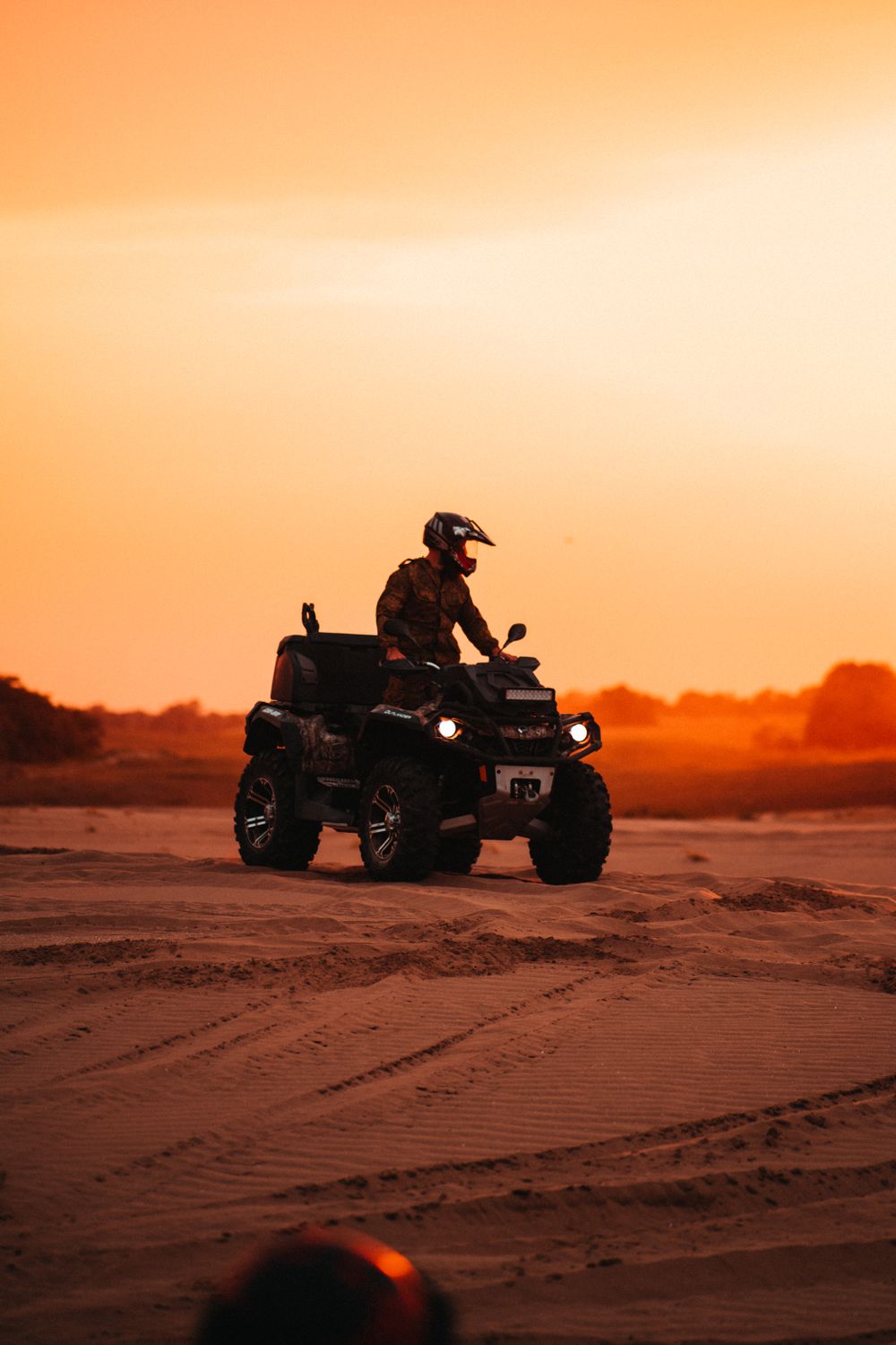 Pilote de quad au coucher du soleil