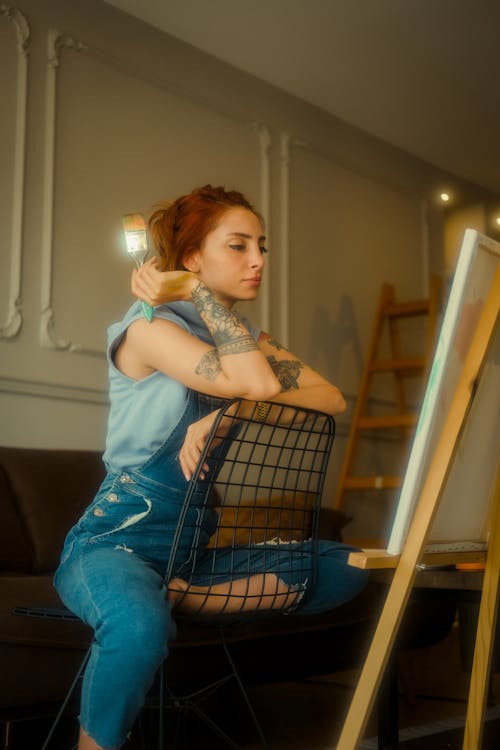 Foto d'estoc gratuïta de artista, assegut, cabells pèl-roigs