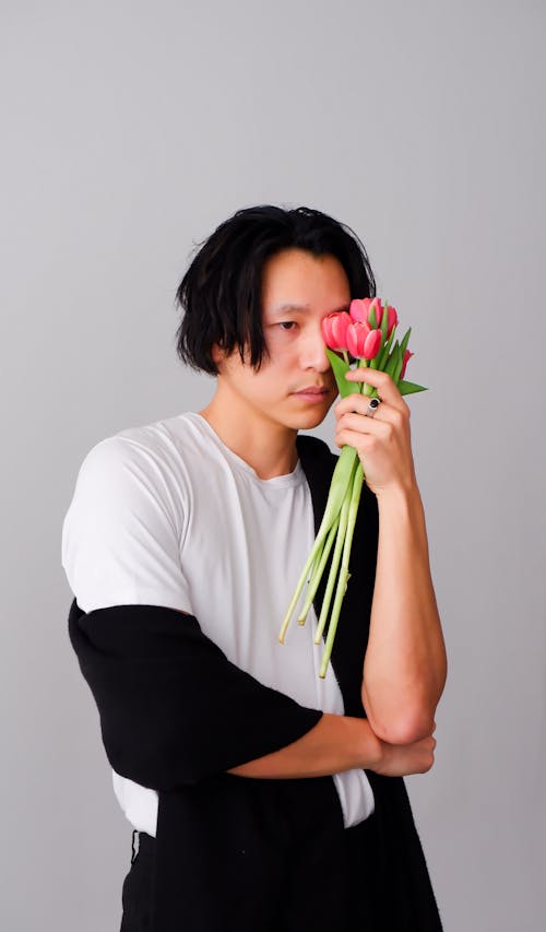 Ilmainen kuvapankkikuva tunnisteilla aasialainen mies, kukat, lyhyet hiukset