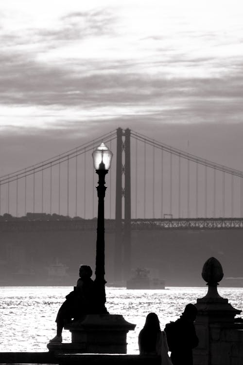 Ingyenes stockfotó 25 de abril híd, emberek, fekete-fehér témában