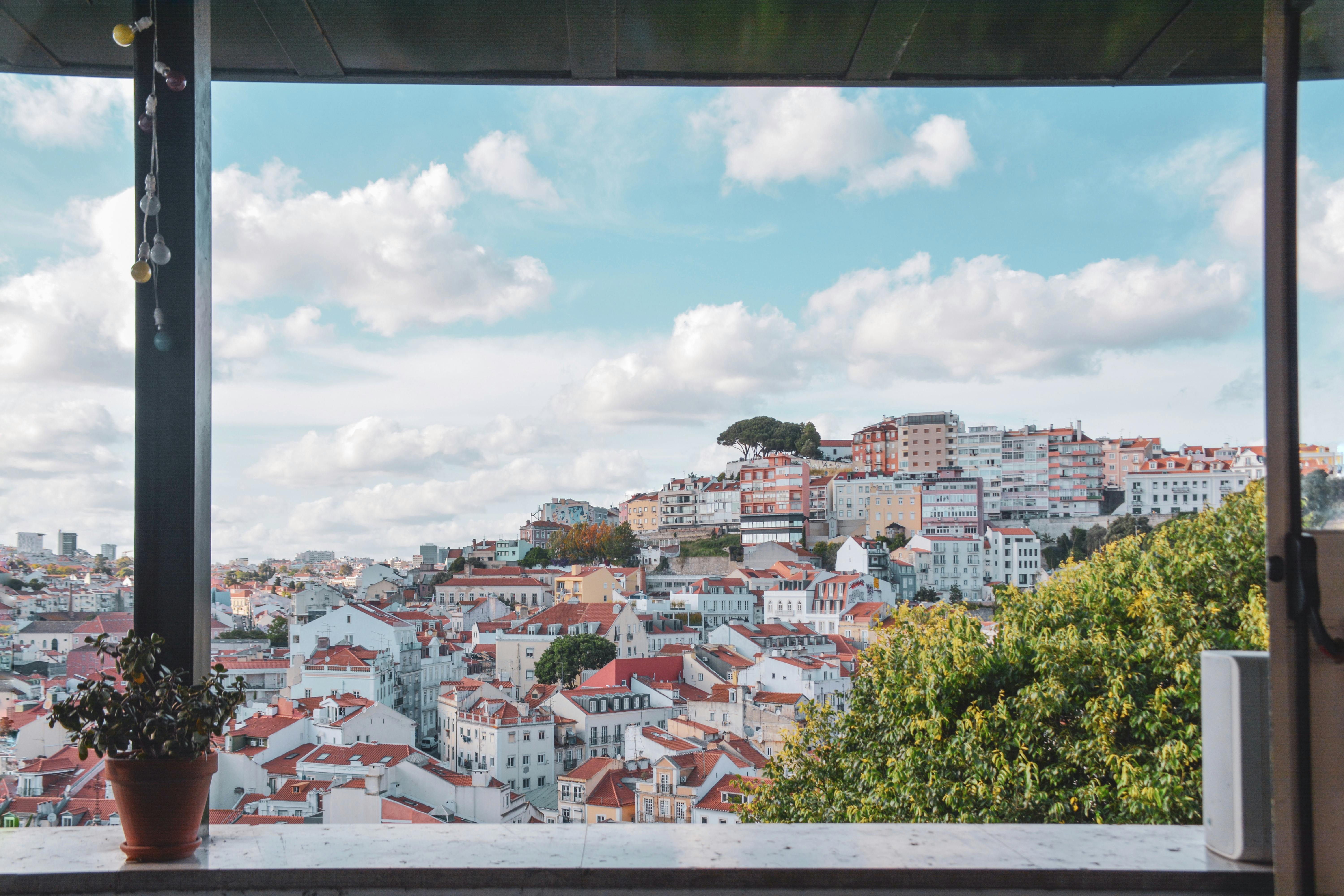 A street-facing room with a Duomo view costs 30–50% over standard.