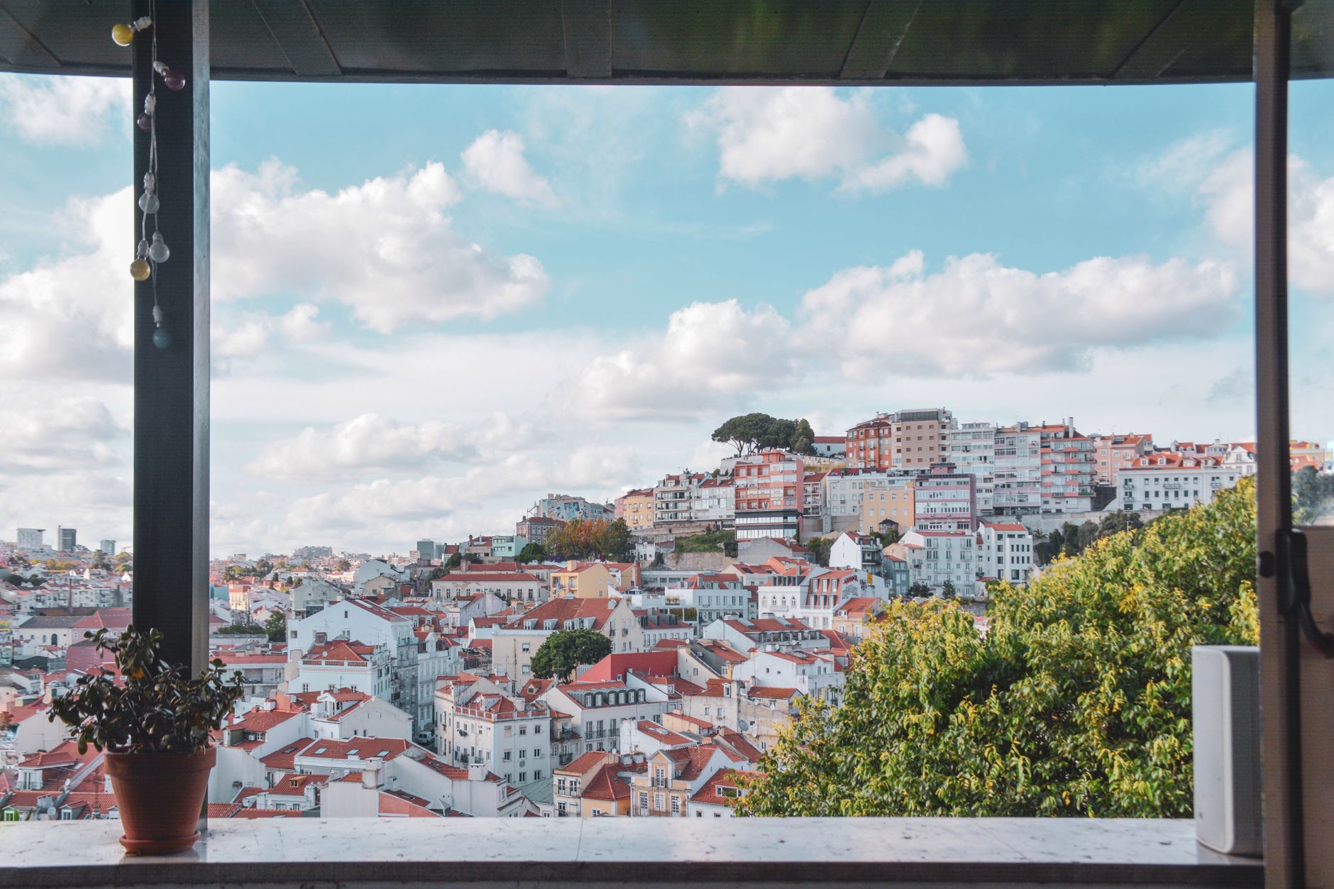 A street-facing room with a Duomo view costs 30–50% over standard.