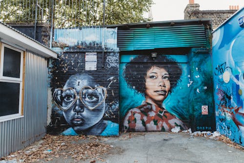 Deux Mur De Graffitis Féminins