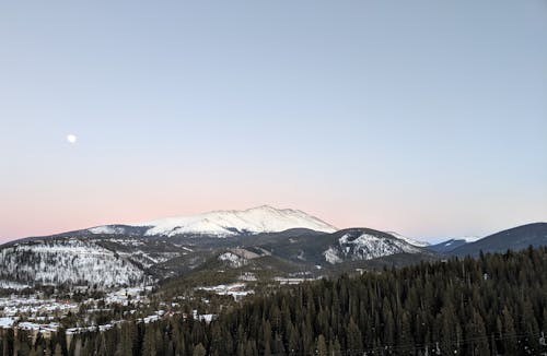 白雪覆蓋的山