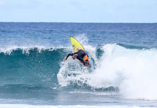 Man Rijden Op Gele Surfplank