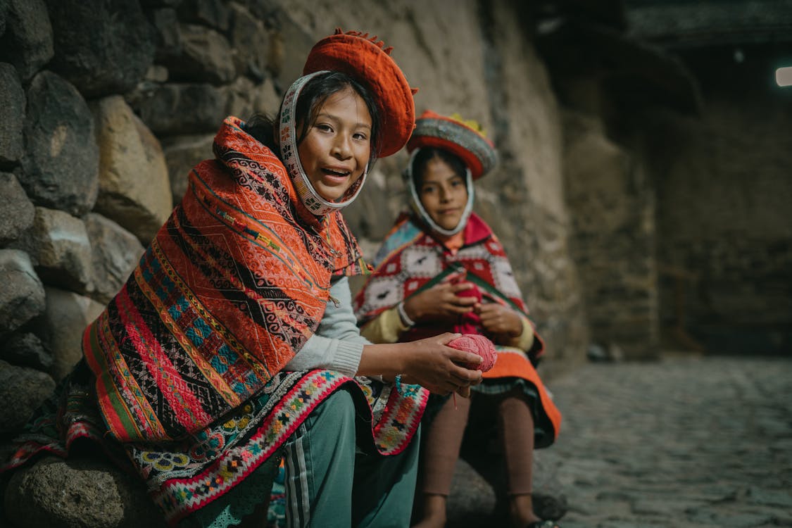 Foto d'estoc gratuïta de adolescent, amistat, assegut