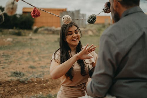 Základová fotografie zdarma na téma brunetka, dekorace, dívání se dolů