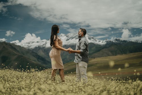 Foto profissional grátis de camisa, casal, de pé