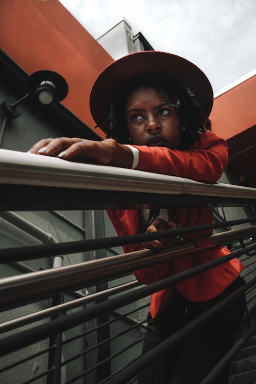 Základová fotografie zdarma na téma černoška, červený oblek, klobouk