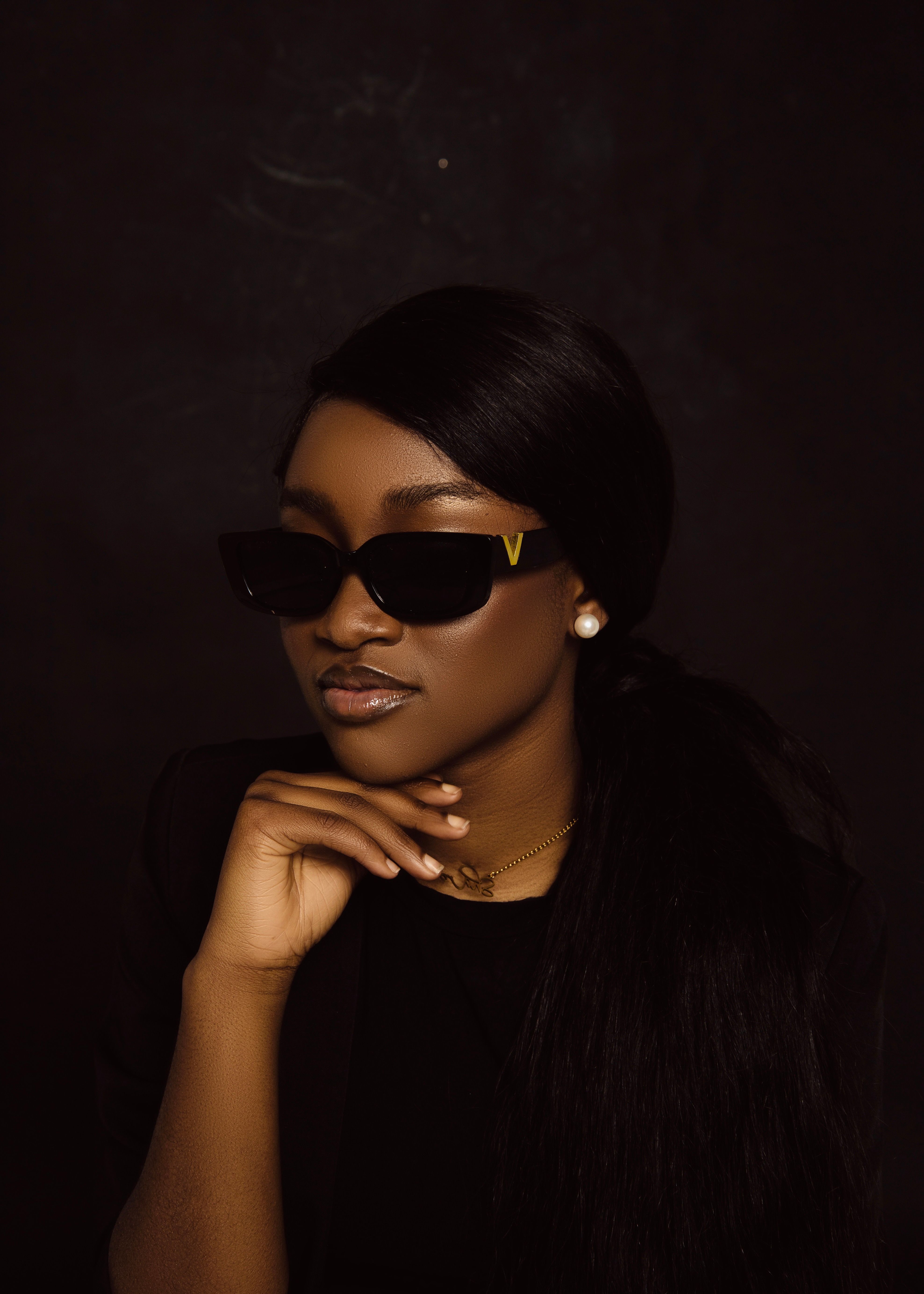 Woman with sunglasses and chic jewelry