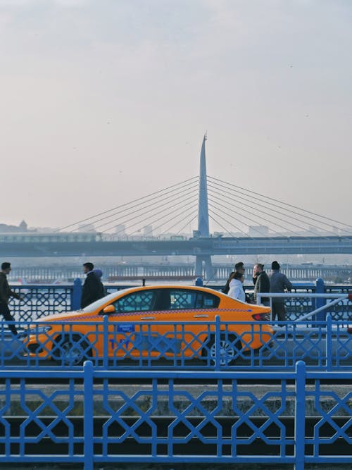 Бесплатное стоковое фото с автомобиль, вертикальный выстрел, галатский мост