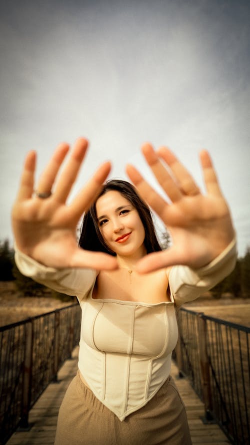 Kostnadsfri bild av höjda händer, kvinna, leende