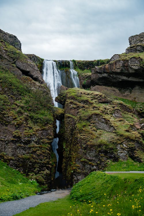 Бесплатное стоковое фото с seljalandsfoss, вертикальный выстрел, водопад